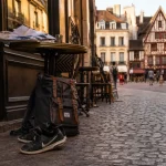 Dijon aujourd’hui : chaussures et sac sur pavé près rues piétonnes, façades anciennes