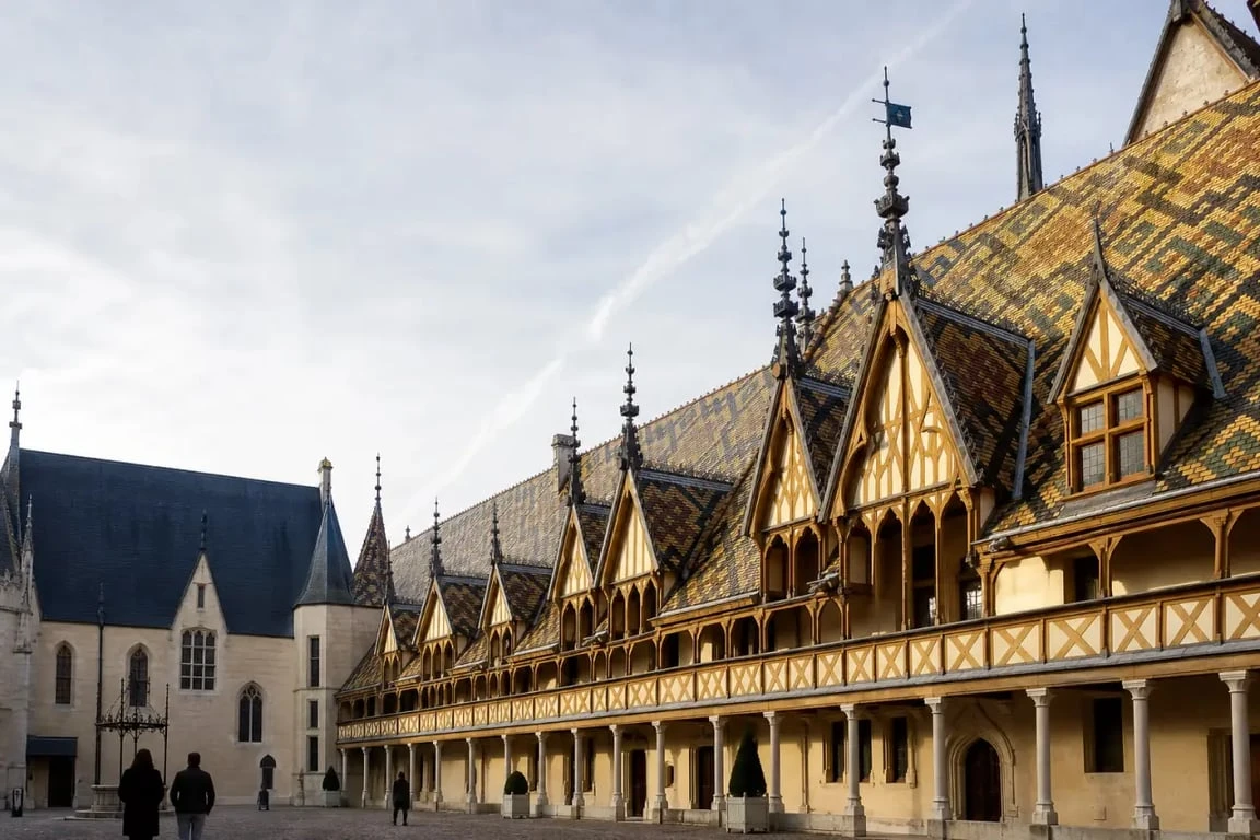 Côte-d'Or tourisme : les toits vernissés des Hospices de Beaune