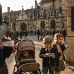 Famille nombreuse dijon devant le palais des ducs, enfants et poussette, sorties gratuites