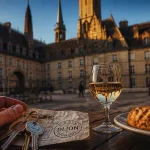 Incontournable dijon : clés et billet sur table, vue du Palais des Ducs à Dijon