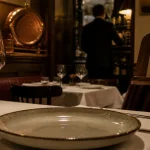 Michelin restaurants dijon, table et verre de vin en salle étoilée