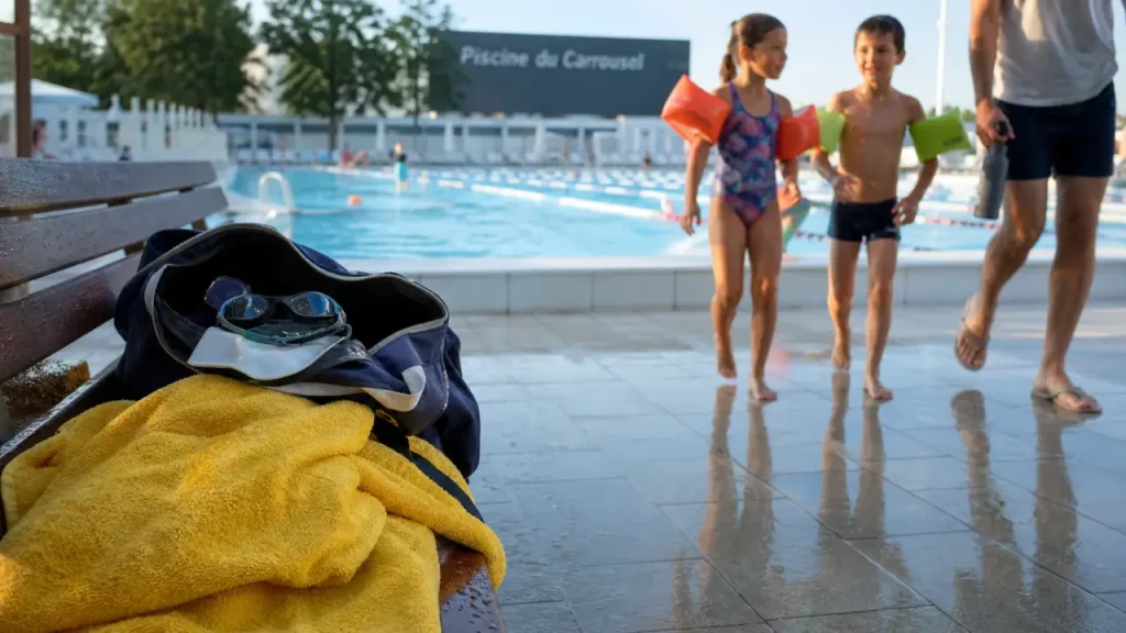 piscine du carrousel dijon : enfants et nageurs au bassin olympique