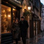 Visiter Dijon en hiver : couple sort d’un café au centre historique