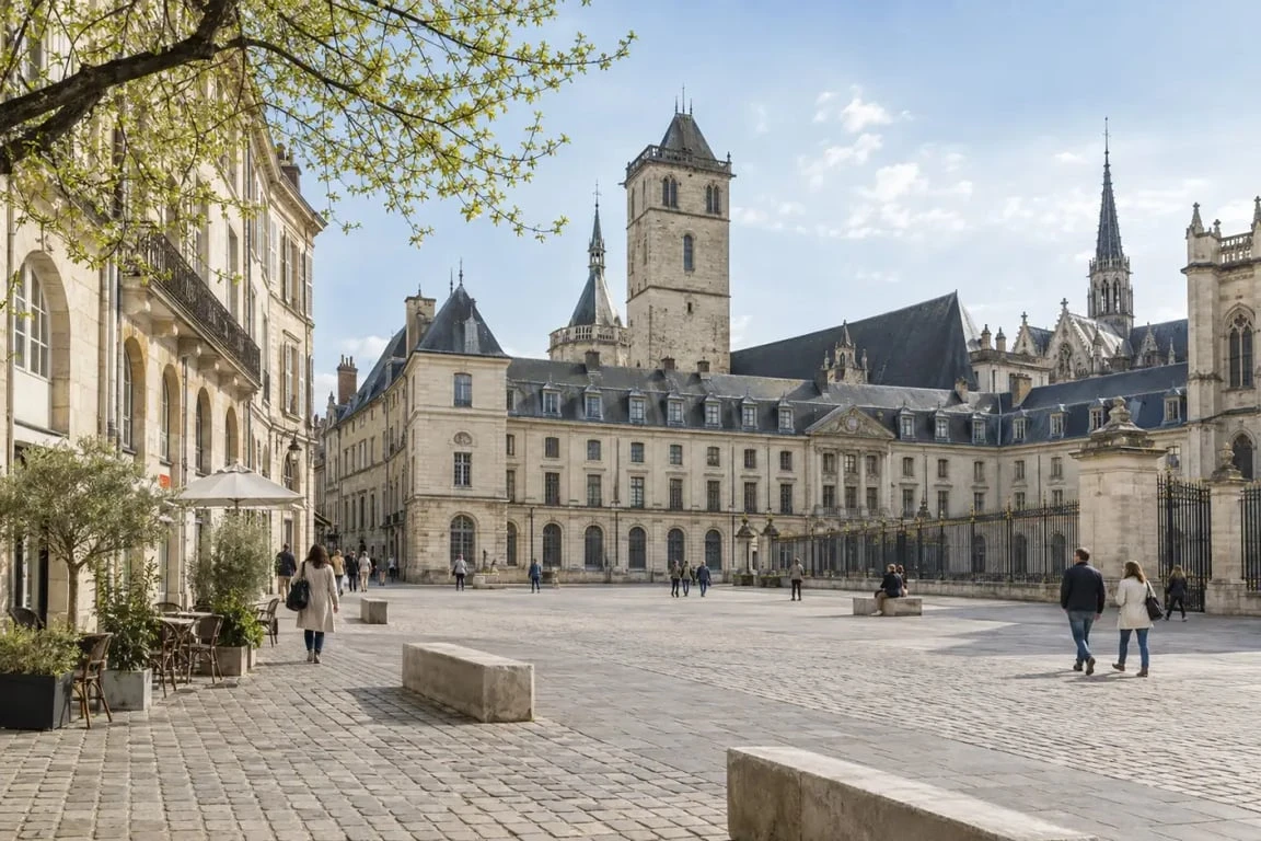 Visiter Dijon centre : vue du Palais des Ducs et des rues historiques